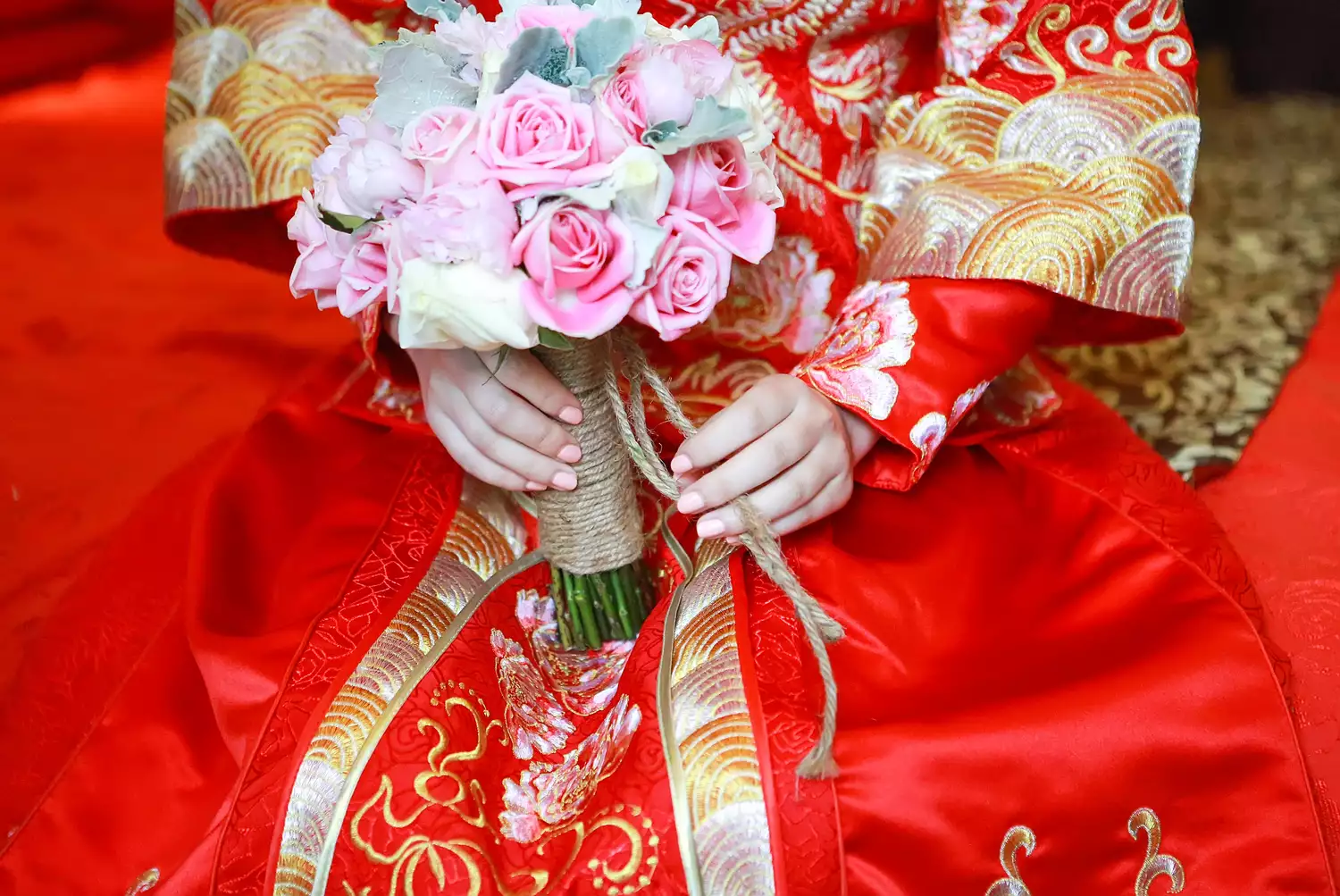 phần giữa của cô dâu trong trang phục cưới truyền thống của Trung Quốc